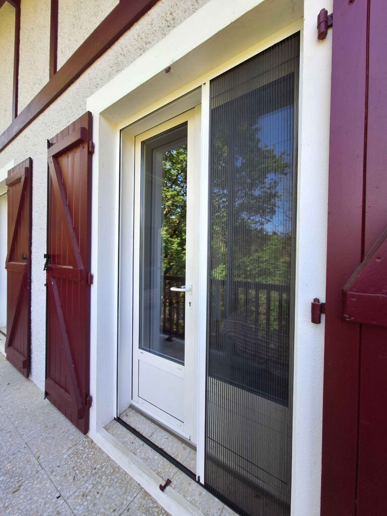 Porte fenêtre aluminium blanche avec moustiquaire