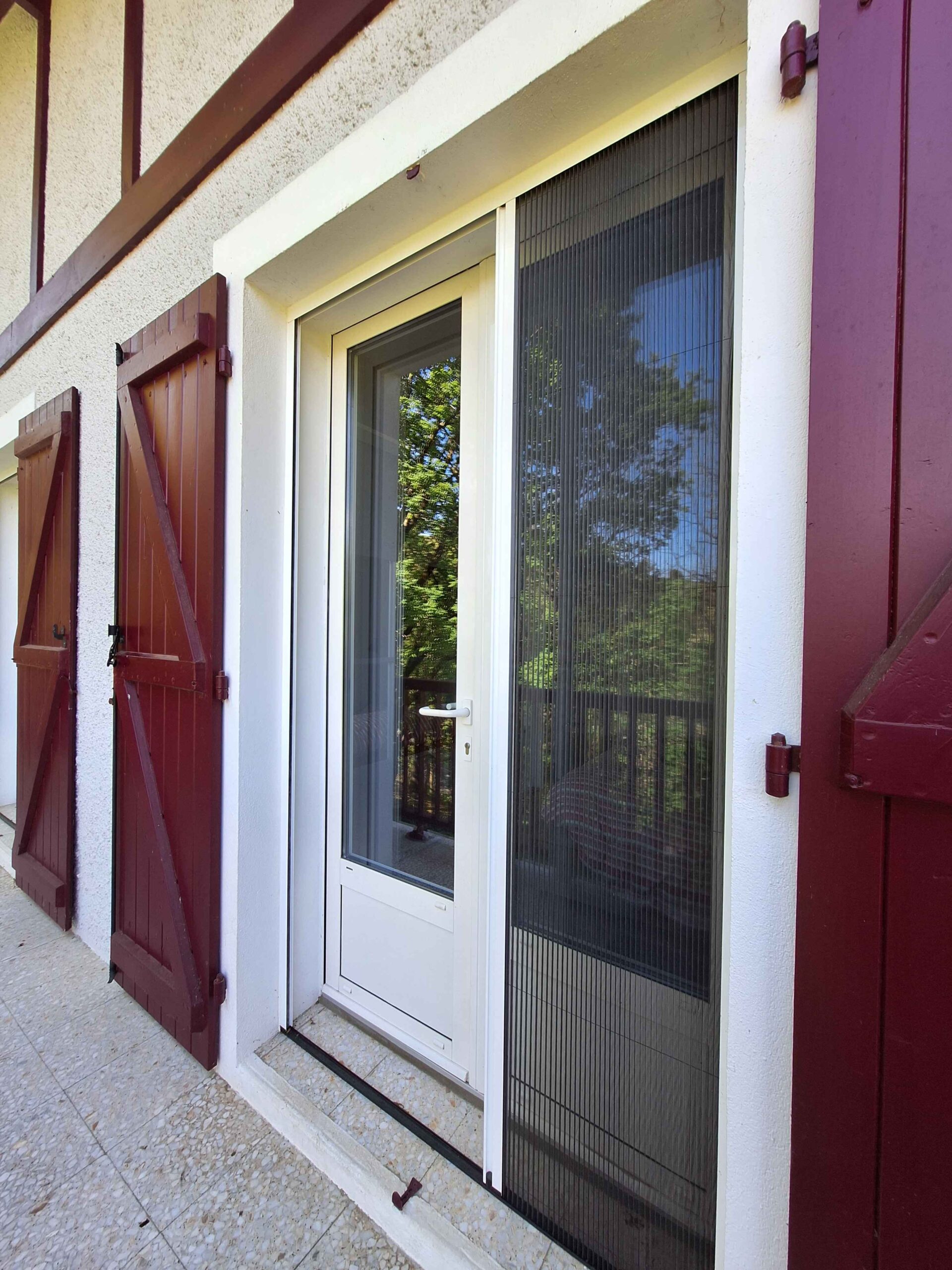 Moustiquaires sur mesure pour fenêtres au Pays Basque