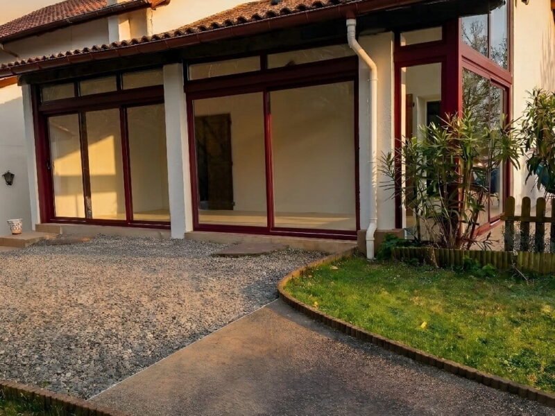 Baie vitrée maison basque