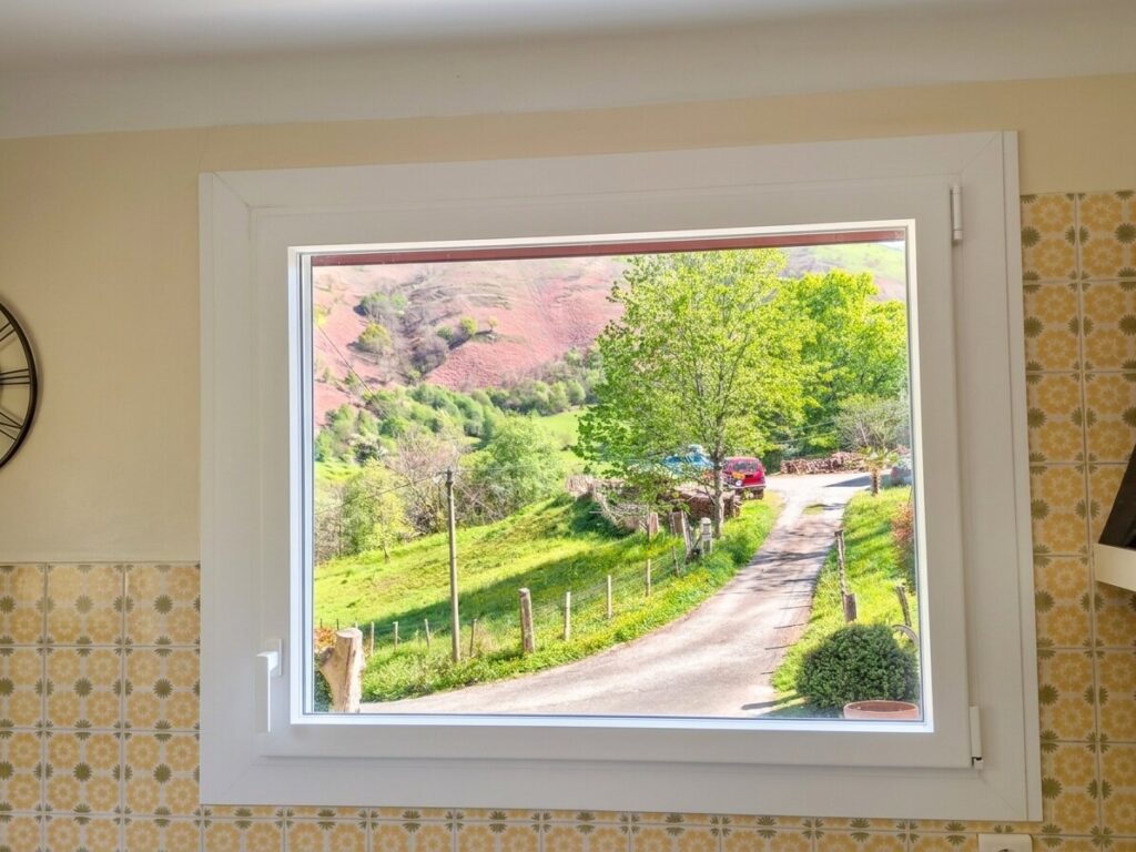 Fenêtre aluminium blanche oscillo-battante