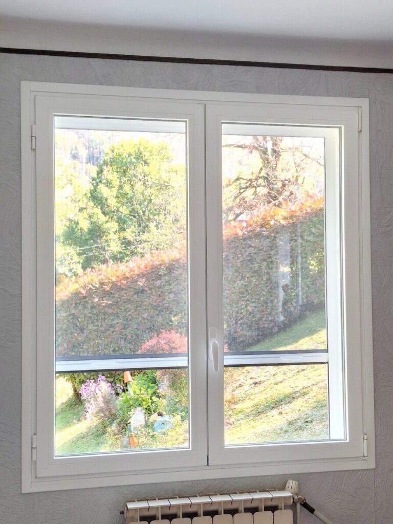 Fenêtre aluminium blanche avec moustiquaire