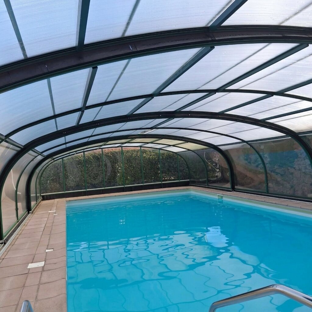 Abri de piscine noir