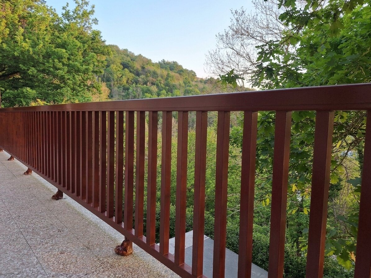 Garde-corps aluminium et verre sur terrasse avec vue panoramique Pays Basque