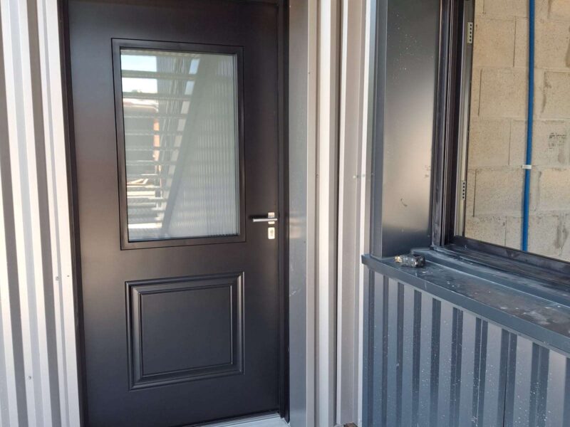 Porte aluminium noire vitrée