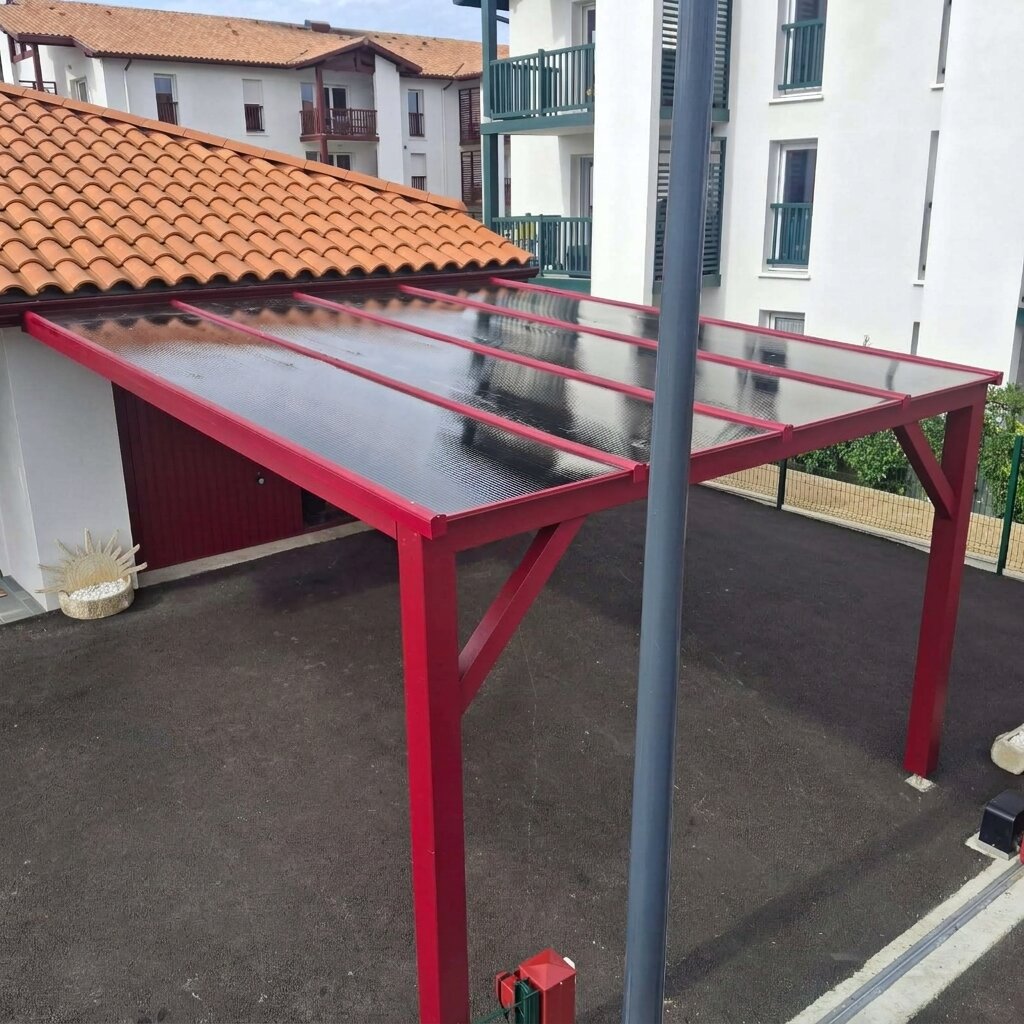 Pergola bioclimatique aluminium sur mesure avec vue sur les montagnes basques