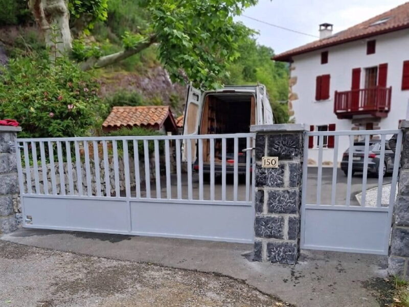 Portail gris sur mesure