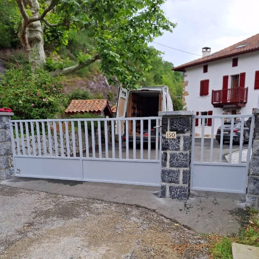 Portail et clotures aluminium ou PVC, coulissant aluminium motorisé posé au Pays Basque par Tout Alu Elgarrekin