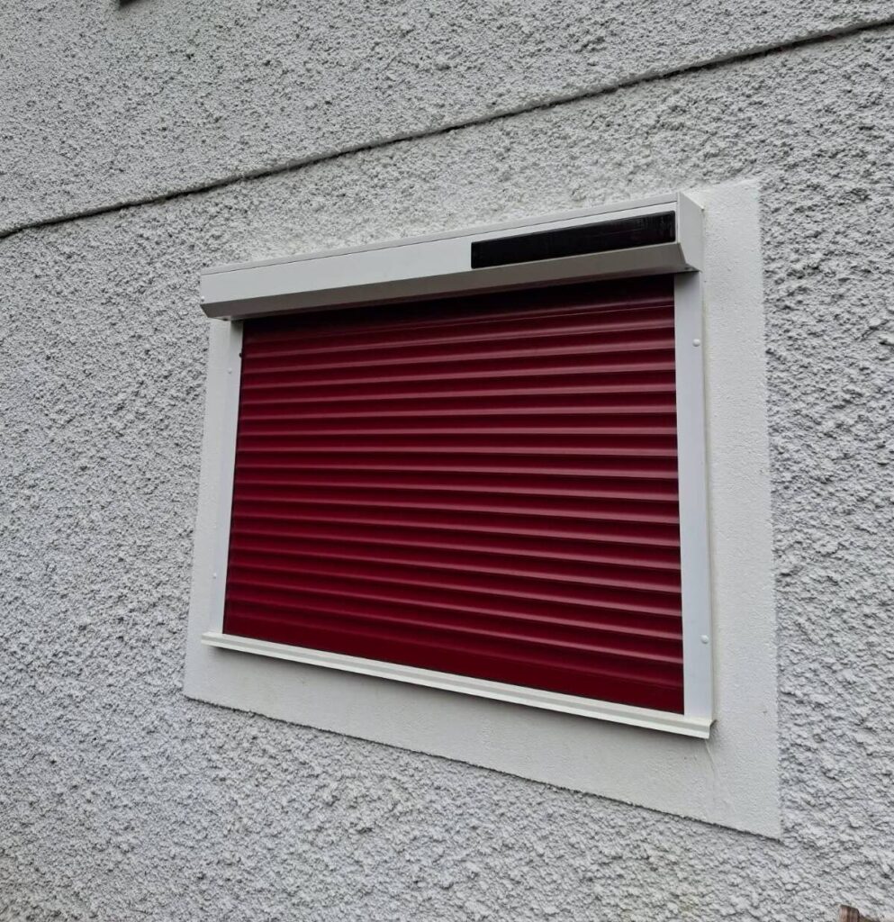 Volet roulant rouge électrique solaire